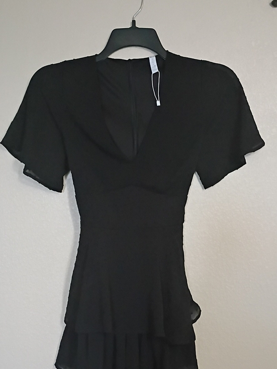 Amisu Dresses & Skirts - Amisu V-neck black smock dress with ruffled tiers